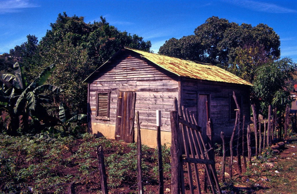 Ein typisches Holzhaus auf dem Land in der Dominikanischen Republik