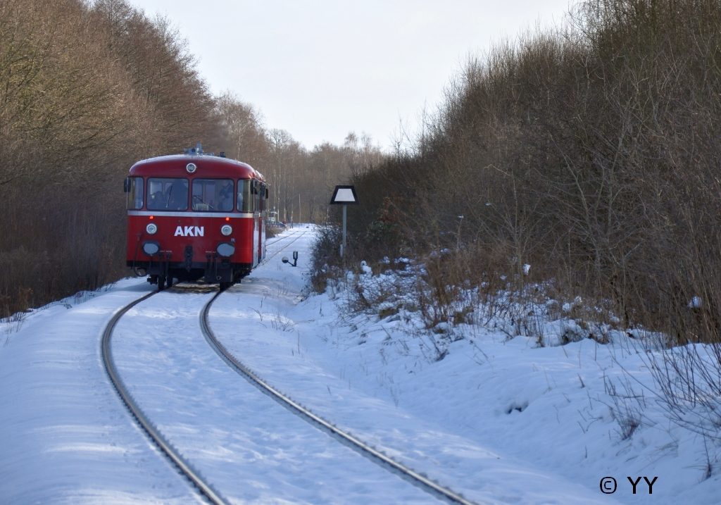 Ein Uerdinger vor der Einfahrt in den Bahnhof Lägerdorf