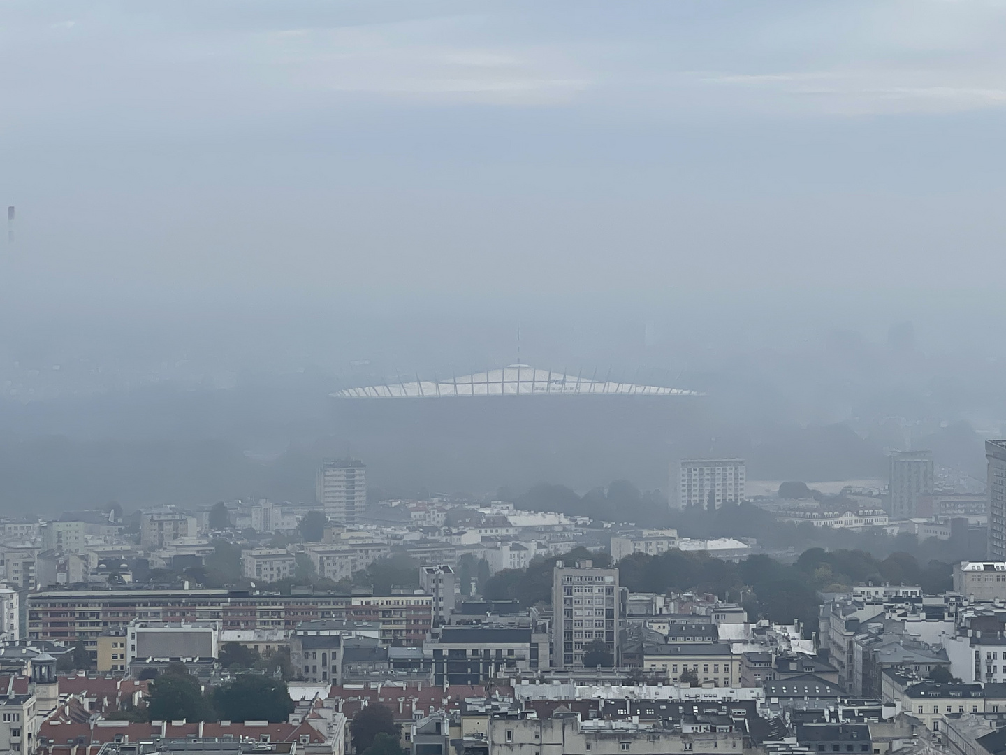 Ein UFO schwebt über Warschau 