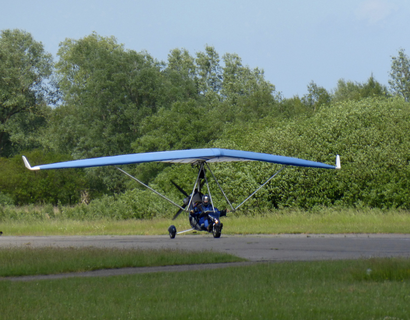 Ein Ultraleichtflieger bei der Landung