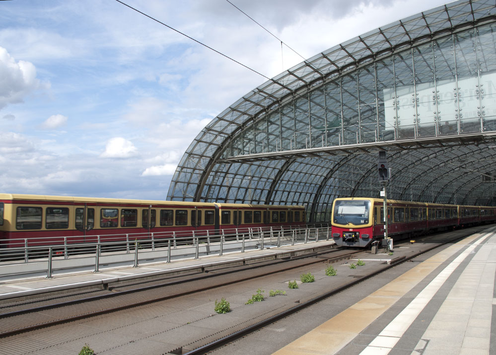 Ein- und ausfahrende S-Bahn am Hbf Berlin