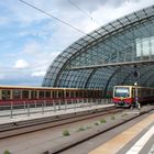 Ein- und ausfahrende S-Bahn am Hbf Berlin