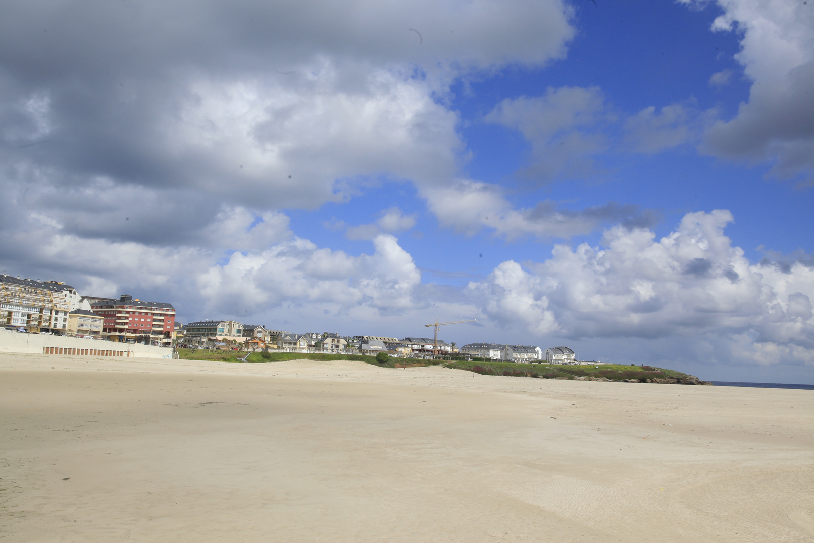 Ein und endlicher Strand in Portugal .