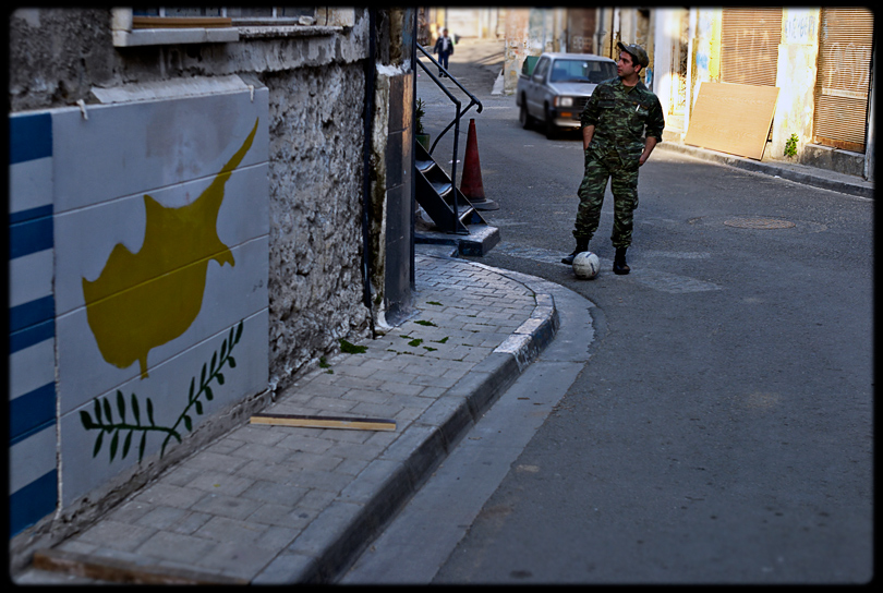 Ein UNO Soldat in Nikosia, Zypern, vertreibt sich die Zeit mit Fussball