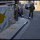 Ein UNO Soldat in Nikosia, Zypern, vertreibt sich die Zeit mit Fussball