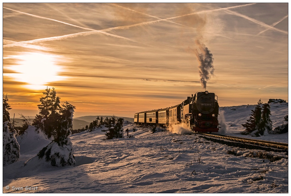 Ein unruhiger Winterabendhimmel auf dem Brocken