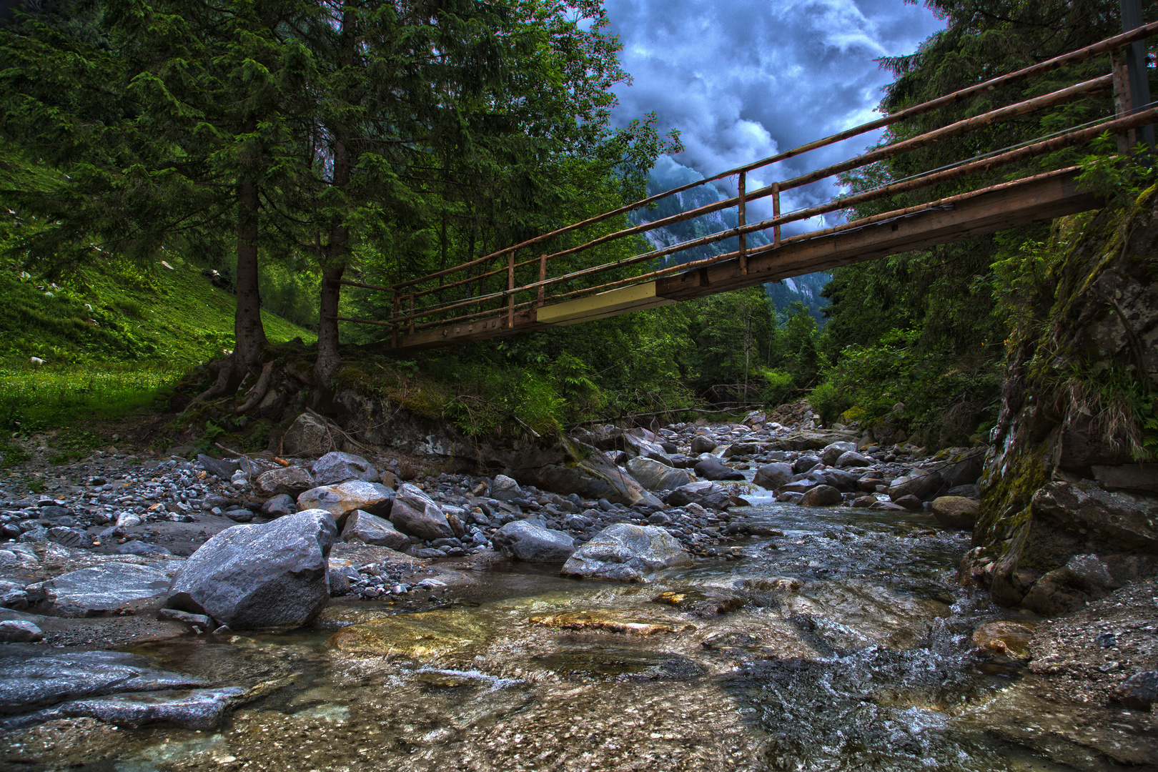 Ein Unwetter rollt ins Tal