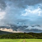 Ein Unwetter zieht über den Aremberg ins Ahrtal