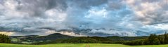 Ein Unwetter zieht über den Aremberg ins Ahrtal