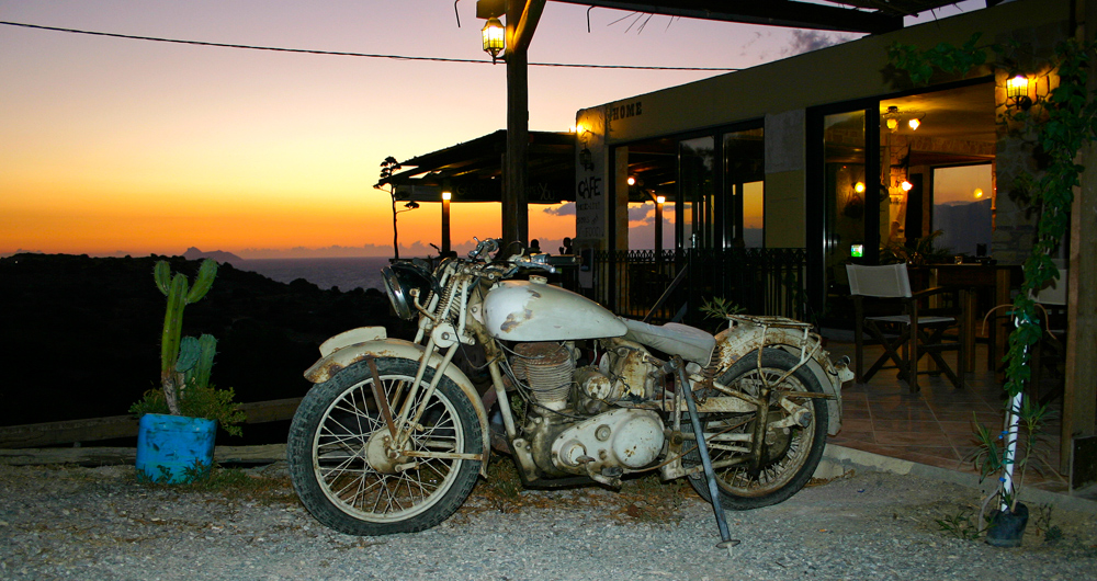 Ein uriges Lokal in Kreta mit super Musik der 80er und einem herrlichen Sonnenuntergang