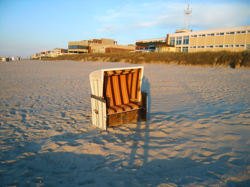 Ein vereinsamter Strandkorb