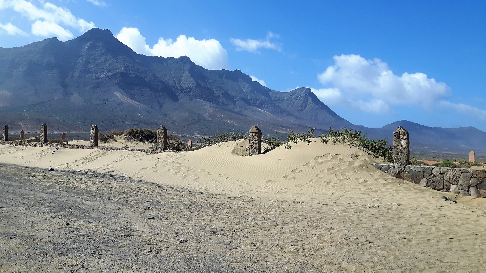 Ein verlassener Friedhof am Strand