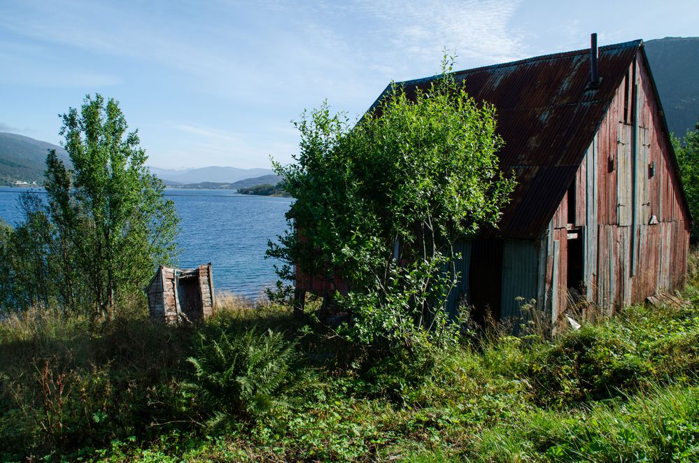 ein verlassener Ort an einem Fjord in Norwegen