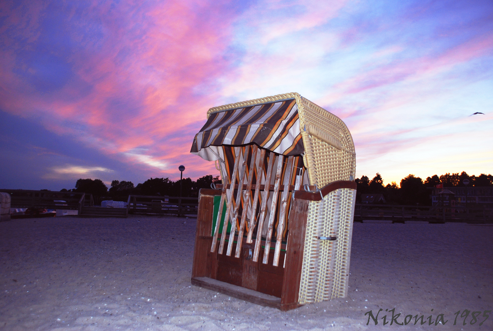 Ein verlassener Strandkorb im Abendrot