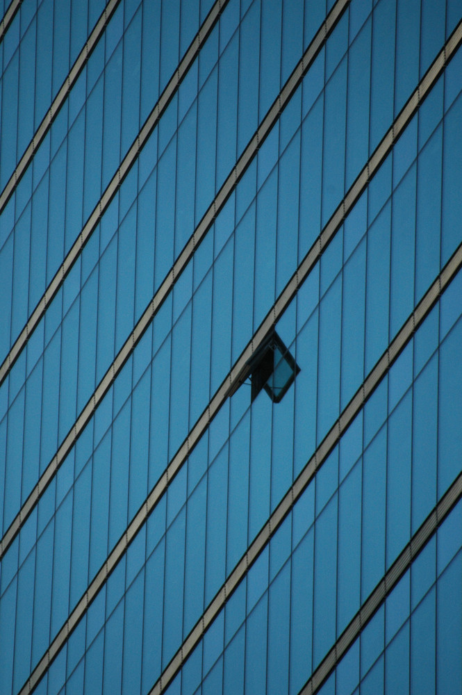 Ein Verspiegeltes Burogebaude Mit Einem Offenen Fenster Foto Bild Architektur Fenster Turen Architektonische Details Bilder Auf Fotocommunity