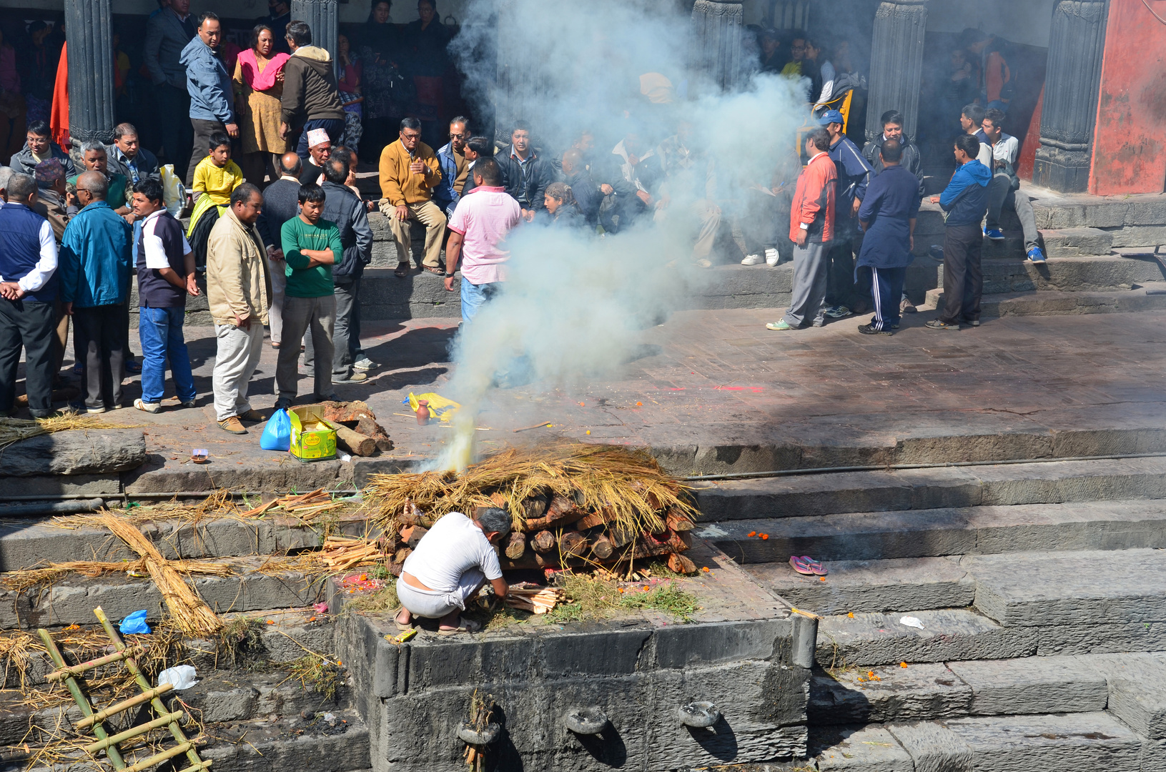 Ein verstorbener Hindu wird in Pashupatinath verbrannt.