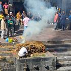 Ein verstorbener Hindu wird in Pashupatinath verbrannt.