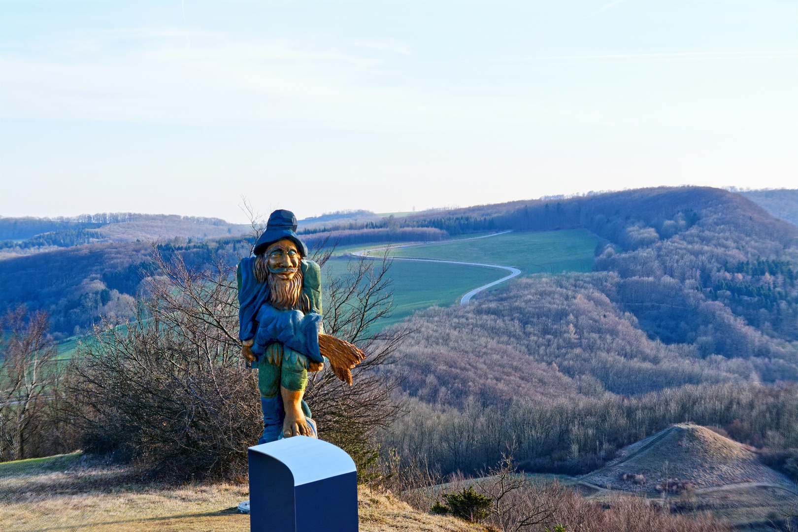 Ein vier Meter großer Holzriese thront auf dem Sonnenstein