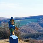 Ein vier Meter großer Holzriese thront auf dem Sonnenstein