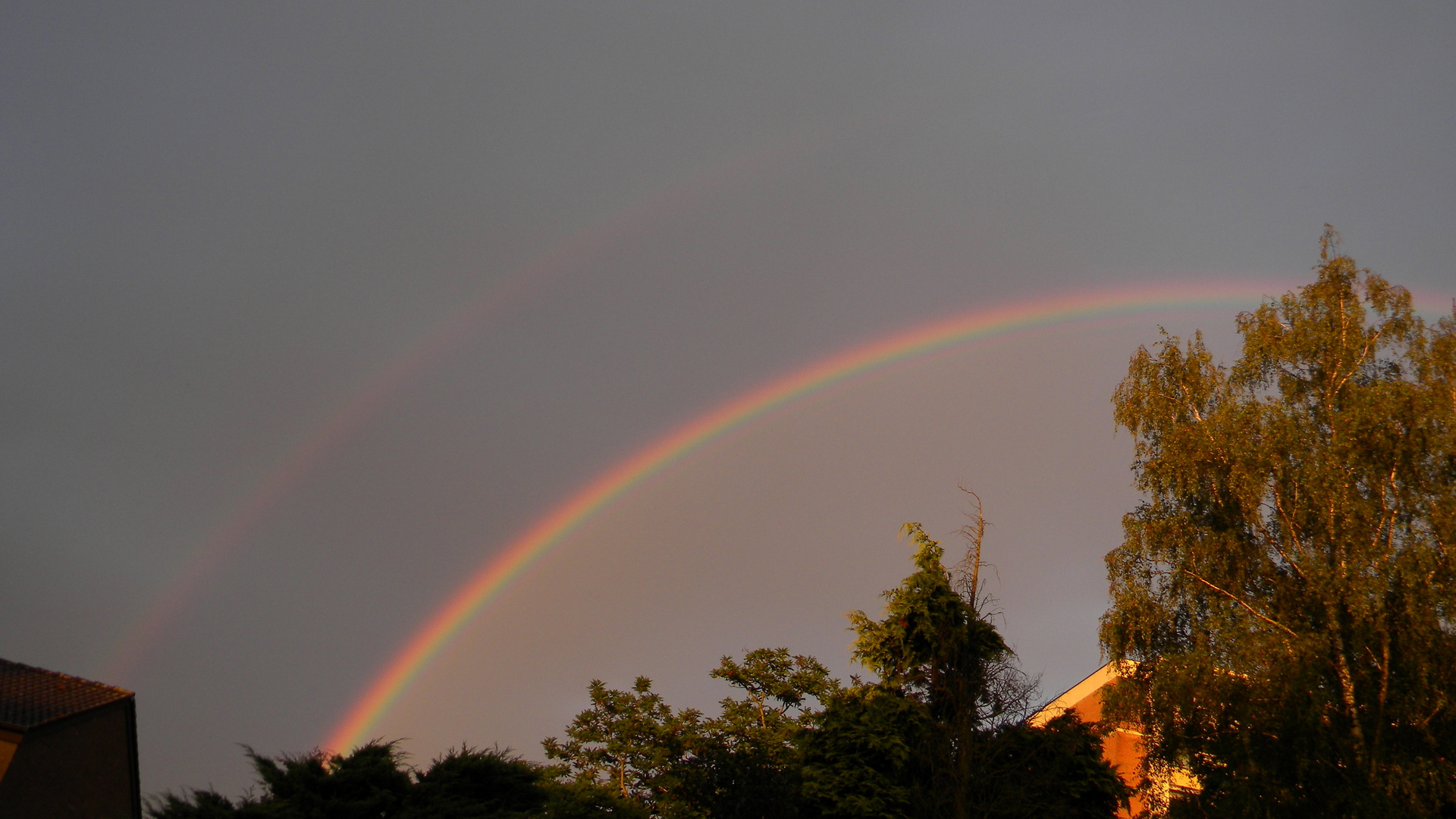 Ein völlig unbearbeitetes Foto eines doppelten Regenbogens, 14.7.2012 abends in Düsseldorf