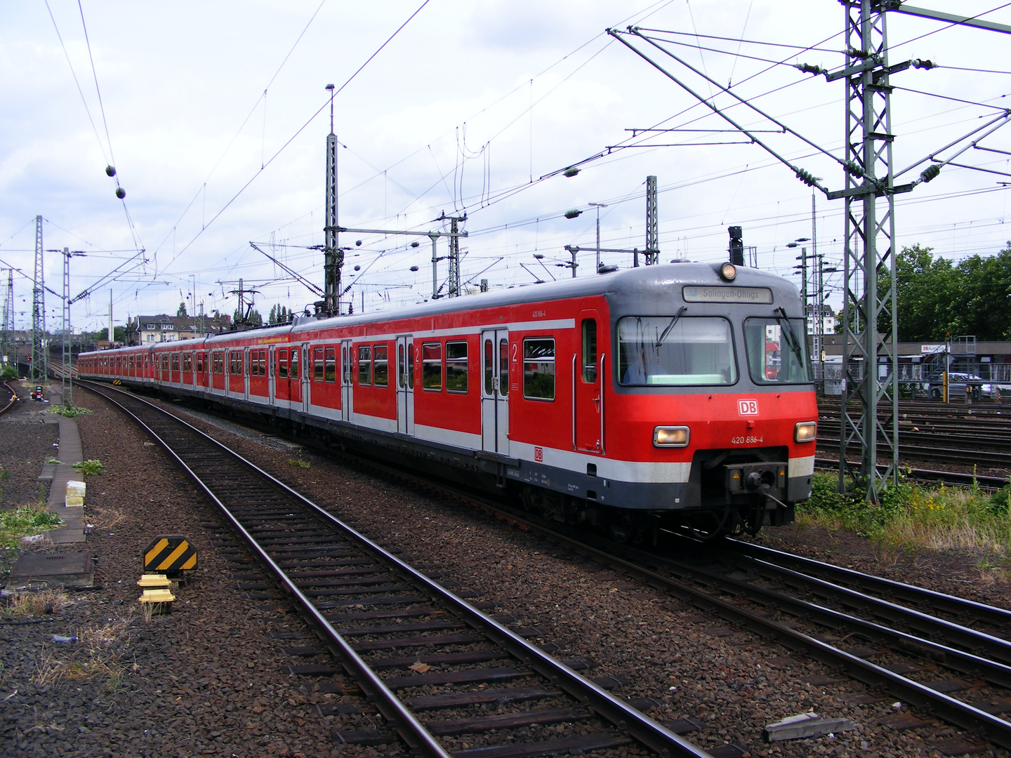 Ein Vollzug der DB-Baureihe 420 bei der Einfahrt in den Düsseldorfer Hauptbahnhof