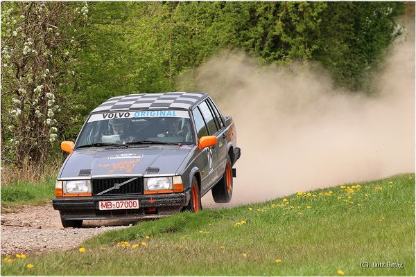 Ein Volvo macht Handstand