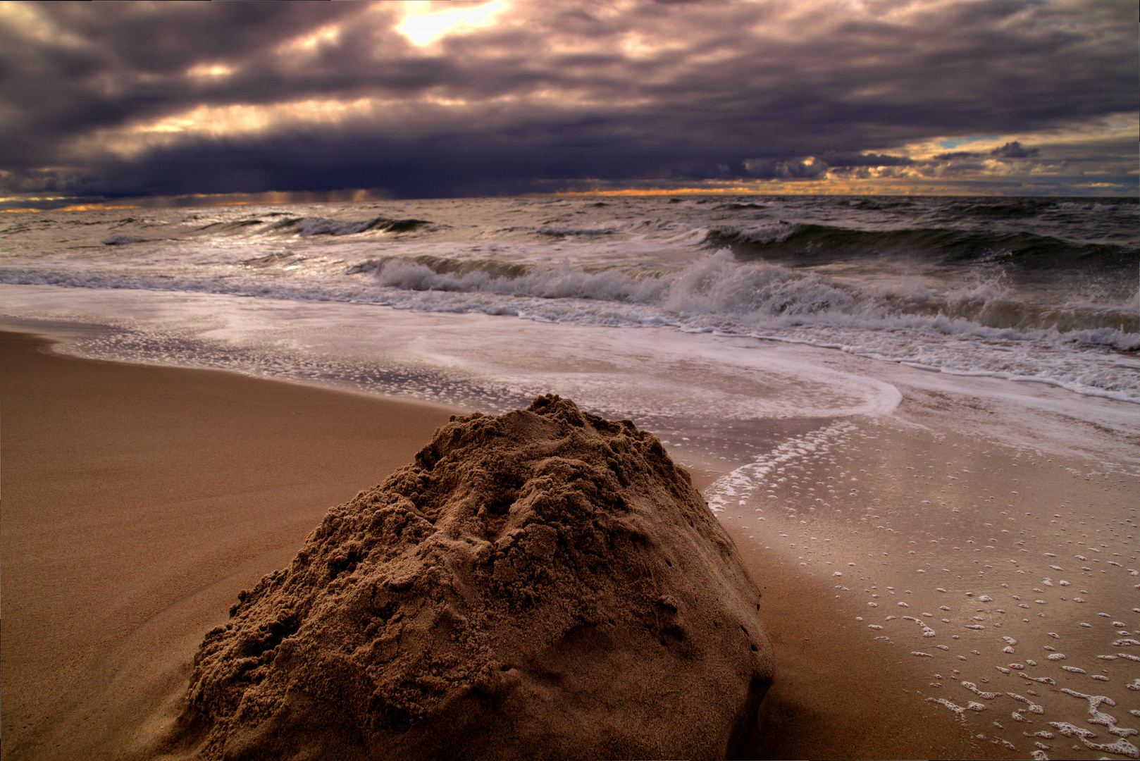 Ein von Wasser umspülter Sandhaufen