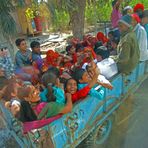 Ein Wagen voller Lebensfreude - unterwegs von Jodhpur nach Udaipur, Indien