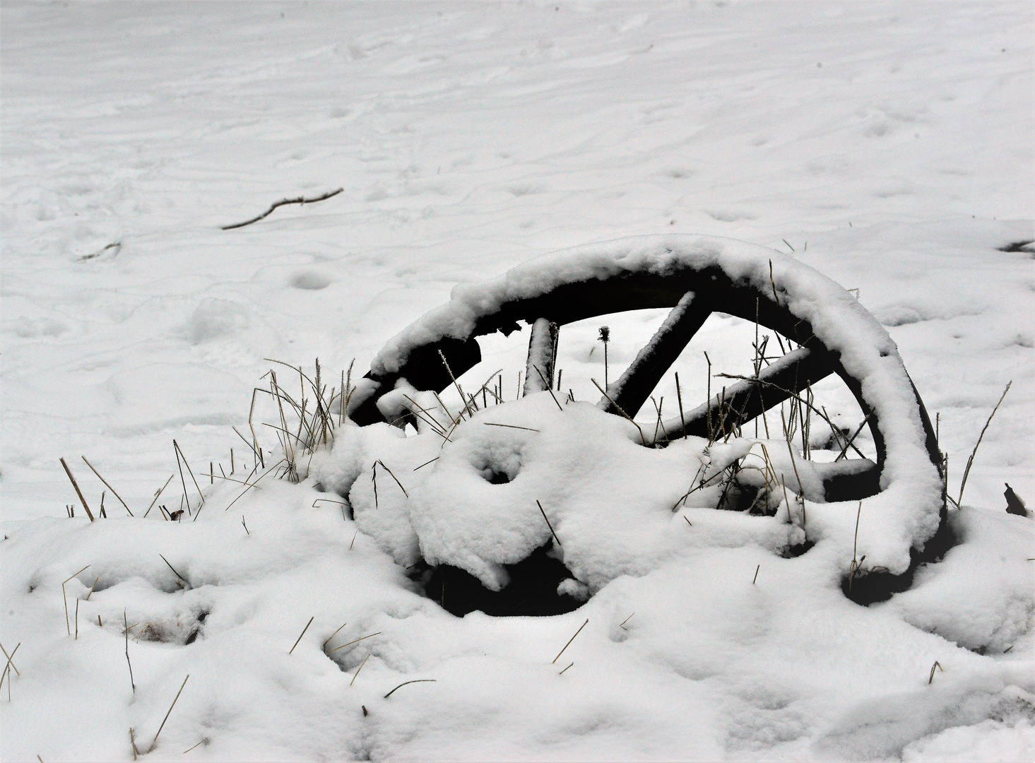 Ein  Wagenrad im Schnee