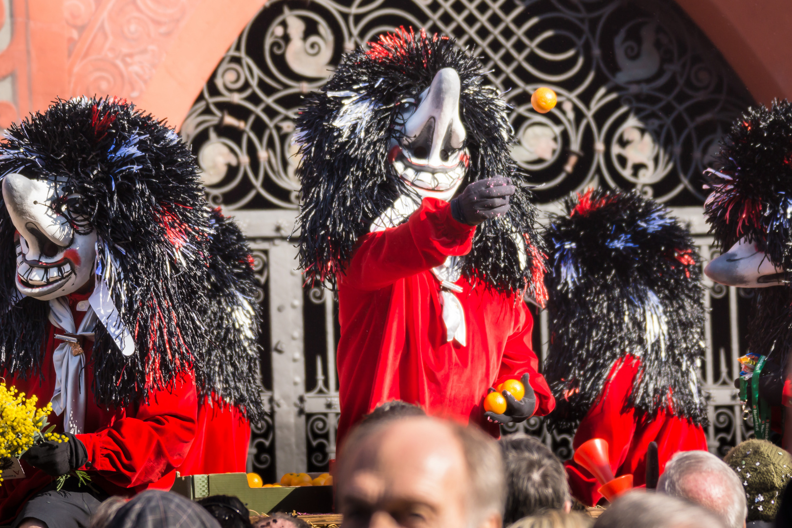 Ein "Waggis" verteilt Orangen an der Basler Fasnacht 2013