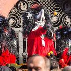 Ein "Waggis" verteilt Orangen an der Basler Fasnacht 2013