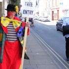 Ein walesischer Clown und ein deutscher Polizist?