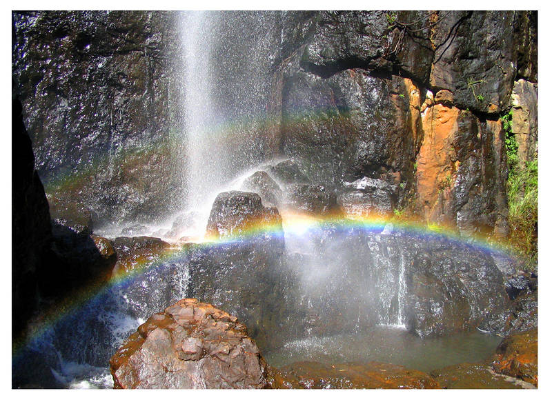 Ein Wasserfall in den Farben des Regenbogens...