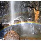 Ein Wasserfall in den Farben des Regenbogens...