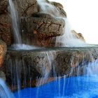 Ein Wasserfall in den Pool