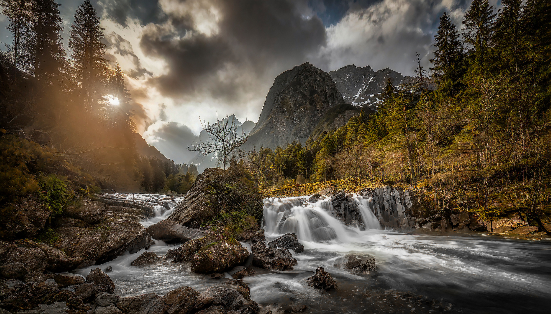 Ein Wasserfall in der Berglandschaft