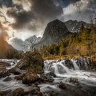 Ein Wasserfall in der Berglandschaft