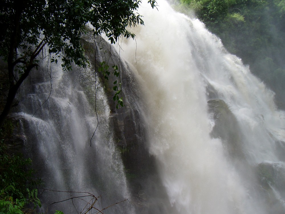 Ein Wasserfall in Thailand