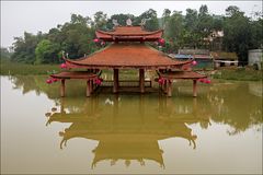 ein Wasserpuppentheater am Land