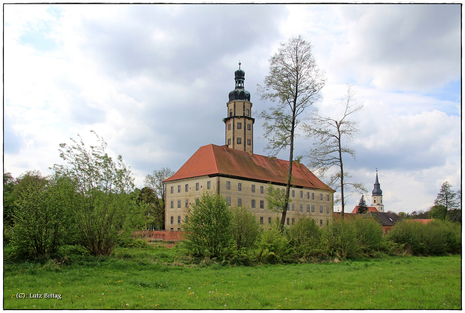 Ein Wasserschloss im Grünen