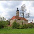 Ein Wasserschloss im Grünen