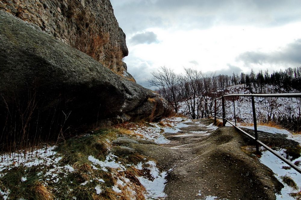 Ein Weg am Abgrund