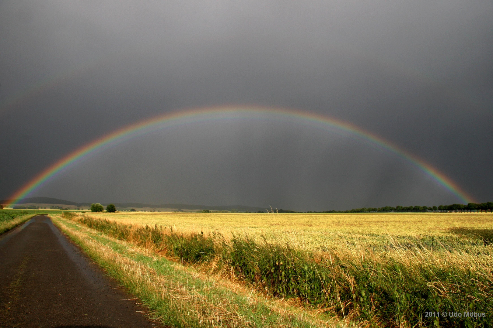 Ein Weg am Rande des Regenbogens