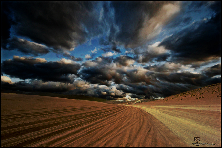 ein weg der im sand verläuft