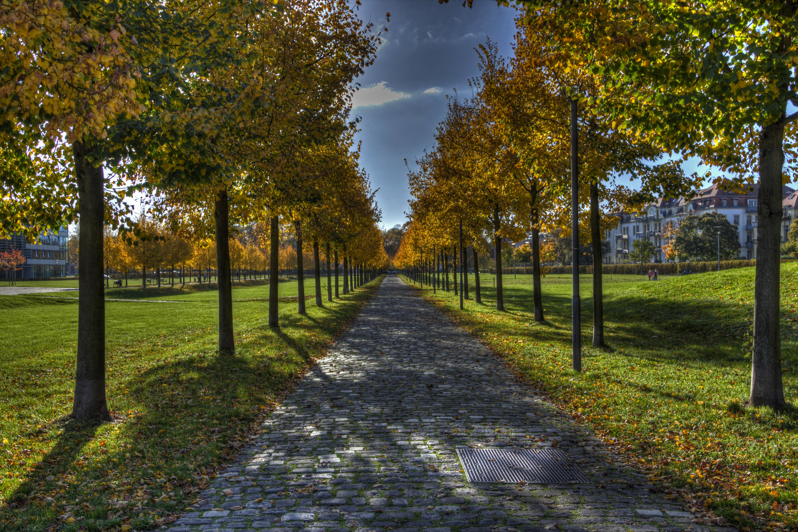 "Ein Weg" zum Schloss im Herbst