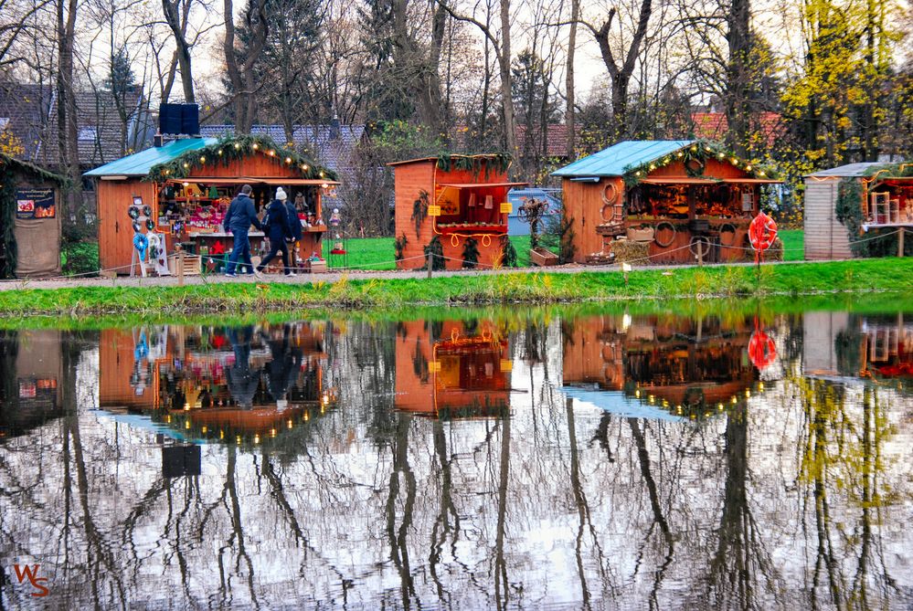 Ein Weihnachtsmarkt zum Spiegeldienstag Foto &amp; Bild