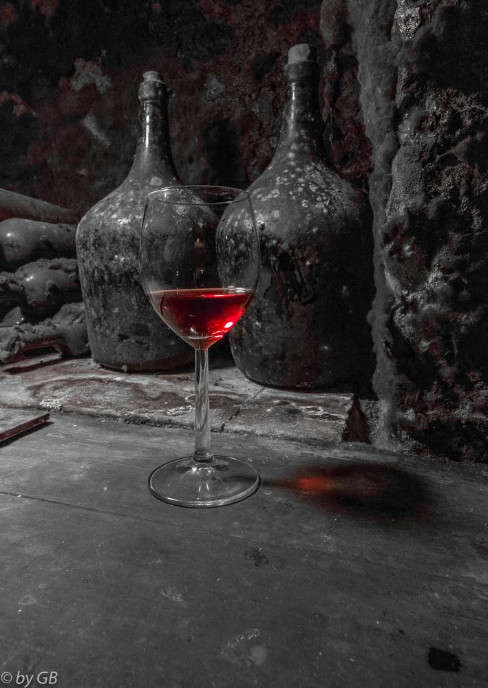 Ein Weinglas mit Erlauer Stierblut