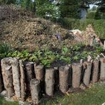 Ein weiterer Platz von Biomasse hinter einbetionierten Stämmen und neuer Bepflanzung