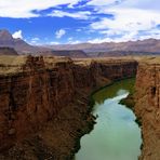 Ein weitläufiger Blick von der Navajo Bridge