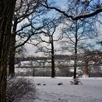 Ein wenig Schnee und blauer Himmel